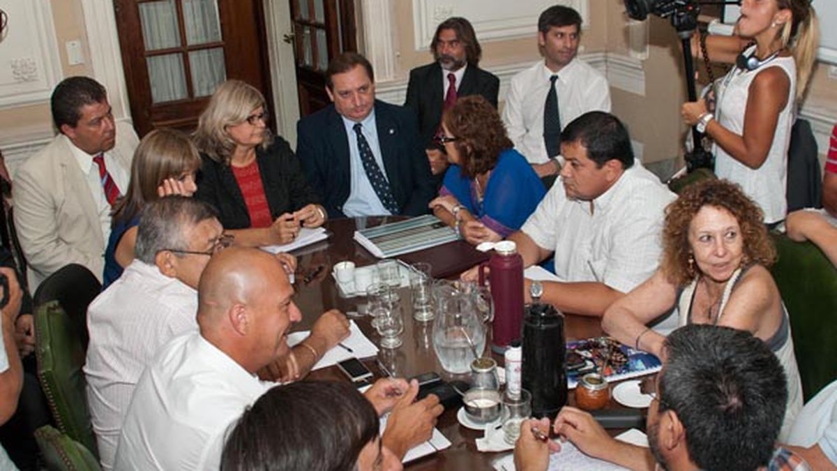 La paritaria provincial con los gremios docentes y estatales pasó a un ...