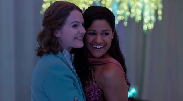 Jo Ellen Pellman y Ariana DeBose interpretan a Emma y Alyssa, dos chicas que quieren vivir su amor en libertad.