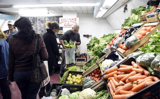 Mejor precio. Muchos rosarinos se llegaron al mercado a hacer sus compras. (Foto: S. Suárez Meccia)