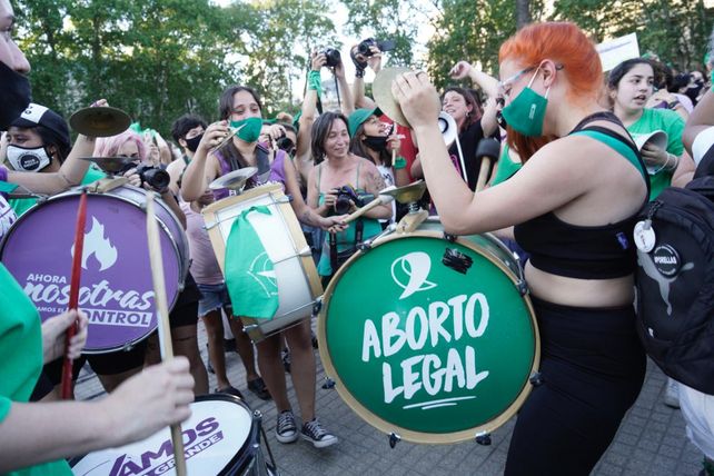 Pañuelazo verde en la plaza San Martín: multitudinaria vigilia en apoyo al aborto legal