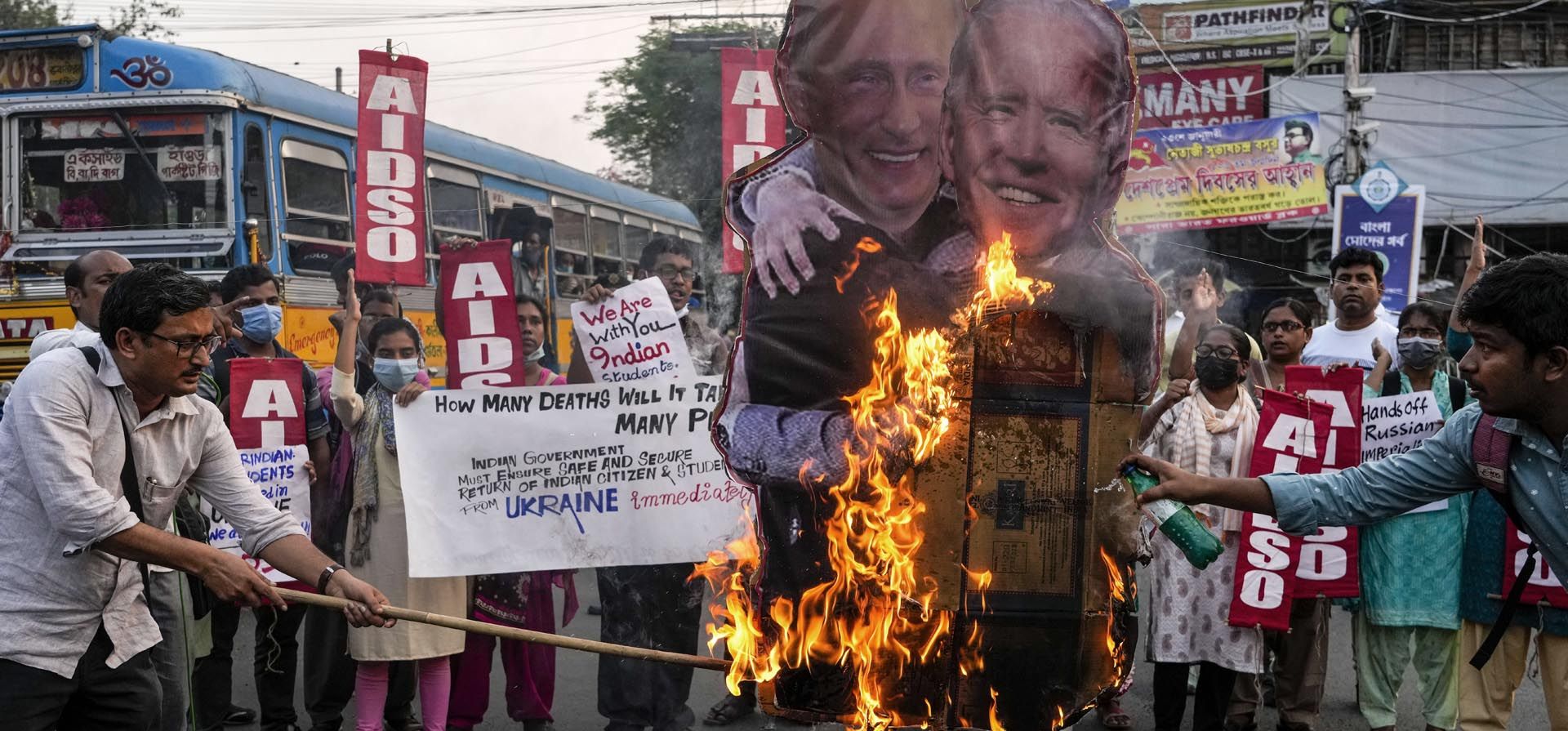 Activistas de la Organización de Estudiantes Democráticos de Toda India queman una figura del presidente ruso Vladimir Putin y del presidente estadounidense Joe Biden durante una protesta contra la invasión rusa a Ucrania, en Calcuta, India, el jueves 3 de marzo de 2022. Los manifestantes exigían que el gobierno indio debería traer de vuelta a los estudiantes que estudian en Ucrania y Rusia debe detener la guerra.