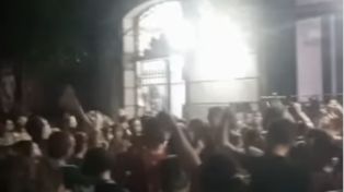 Un grupo de manifestantes se reunió frente a la comisaría 2º con cánticos contra el gobernador Maximiliano Pullaro.&nbsp;