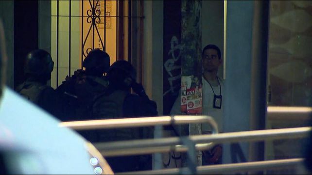 Un hombre baleó a un vecino y cuando llegó la policía se atrincheró en su departamento