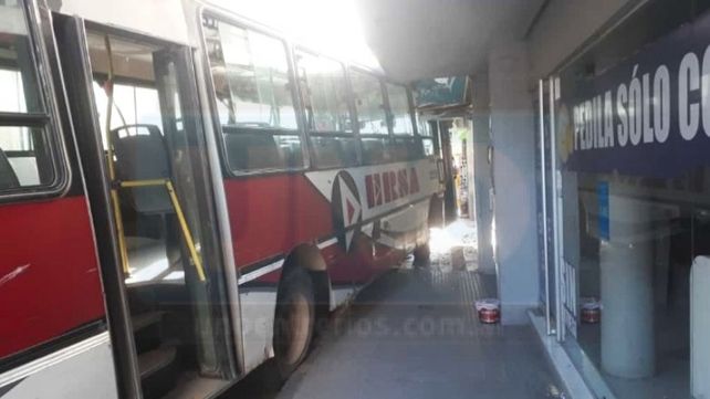 Colectivo de ERSA se subió a la vereda en calle España