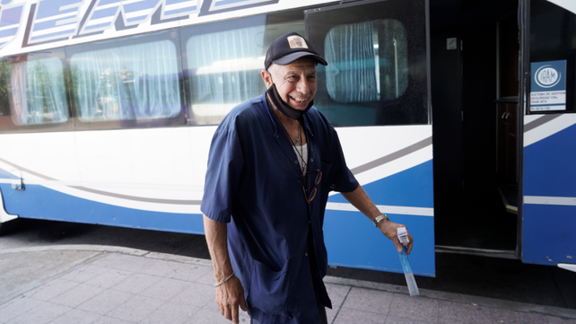 Una sonrisa para regalar. Roberto Aprile dijo que, en sus 47 años de trabajo, hasta pintó y barrió la terminal de ómnibus de la ciudad.