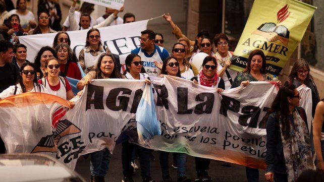 Docentes de Agmer harán una marcha de antorchas este jueves hacia Casa de Gobierno como reacción a la conciliación obligatoria dispuesta por la Justicia