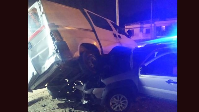 Paraná: auto se incrustó debajo de camioneta estacionada