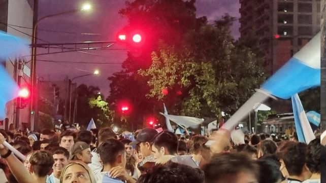 Argentina jugará la final de la Copa Mundial y despertó la euforia de los santafesinos