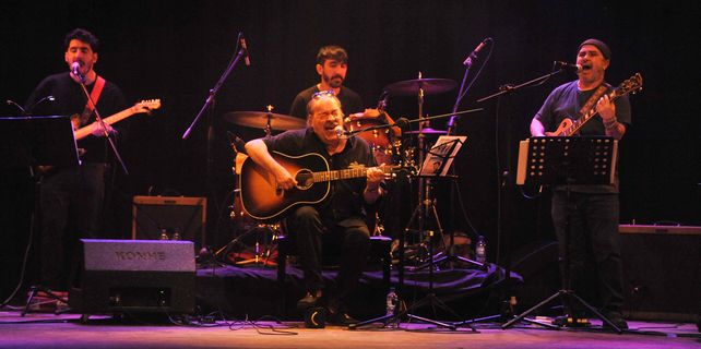 Litto Nebbia y su nueva banda. El artista confesó que era la primera vez que celebraba su cumpleaños con un show en la ciudad donde nació.&nbsp;
