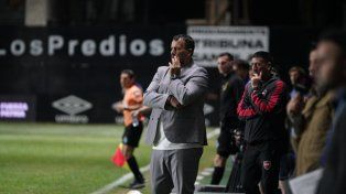 El último partido como DT de Newells. Cristian Fabbiani en la noche del viernes en La Paternal.