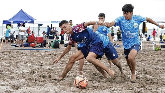 El equipo santafesino de fútbol playa derrotó a Neuquén por 3 a 1.