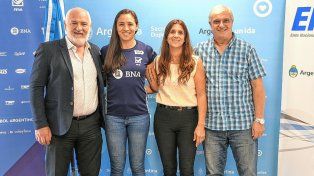 La secretaria de deportes, Inés Arrondo, junto a Juan Sardo, anunciaron la designación de Castellani en Las Panteras.