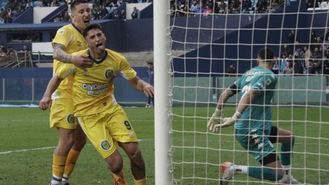 Veliz acaba de marcar el empate de Central y se acerca Martínez.