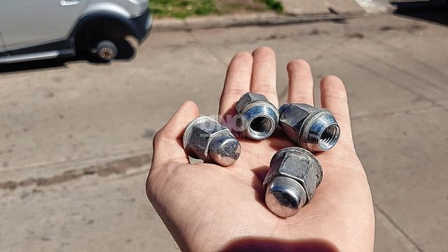 De las ruedas del auto solo quedaron las tuercas