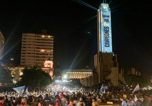 Festejos en el monumento tras la consagración del seleccionado argentino en Brasil. Foto Celina Mutti Lovera.