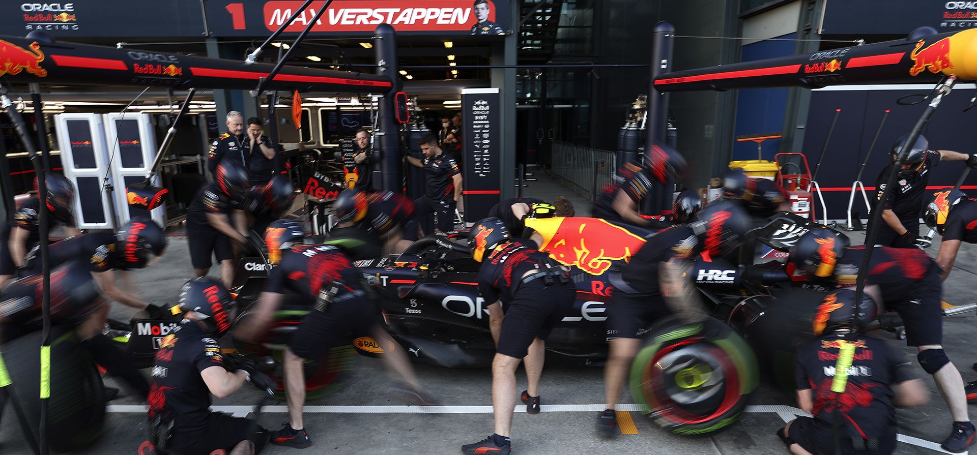 Los mecánicos del piloto de Red Bull Max Verstappen practican una parada en boxes en la pista antes del Gran Premio de Fórmula Uno de Australia en Melbourne, Australia, el jueves 7 de abril de 2022.