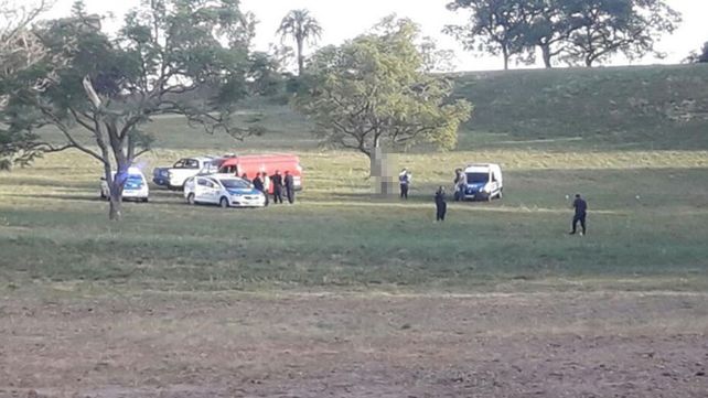 Dos jóvenes encontraron un hombre muerto en parque San Carlos