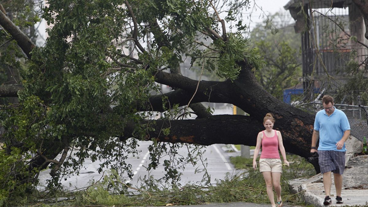 El huracán Irene arrasó con Bahamas y ahora va por la costa este de ...