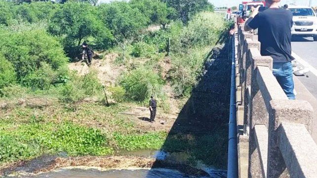Buzos tácticos hallaron el camión que rompió el muro de contención sobre la 168