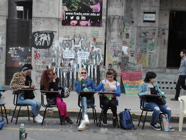 Estudiantes de la Toma en Ciencias de la Educación exigen una reunión con el rector de la UNER