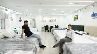 Santiago Ré, encargado de la administración de los locales y Micaela Juárez, del área de marketing y ventas.