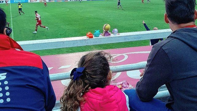 La niña llevó a la cancha a sus juguetes y la foto recorrió el mundo en un domingo de festejos para el equipo de Méndez.
