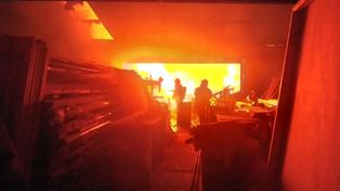 La fábrica de puertas placa se vio afectada casi en su totalidad por el incendio.