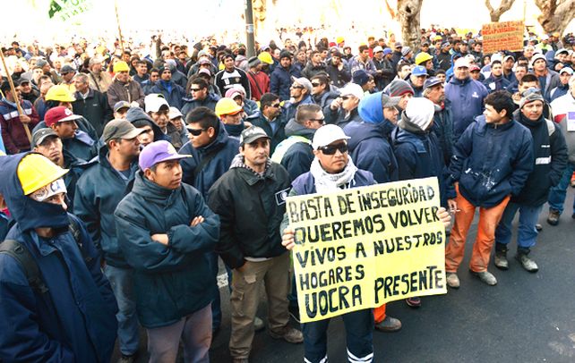 Protesta. El crimen de un arquitecto generó una nutrida marcha de los sectores vinculados a la construcción frente a la sede de Gobernación.