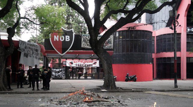 Newells pidió a sus hinchas paz interna y aseguró que llamará a elecciones