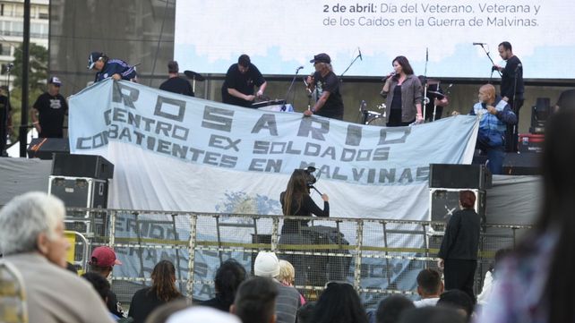 Los ex combatientes desplegaron una gran bandera que vistió el escenario central de la vigilia.