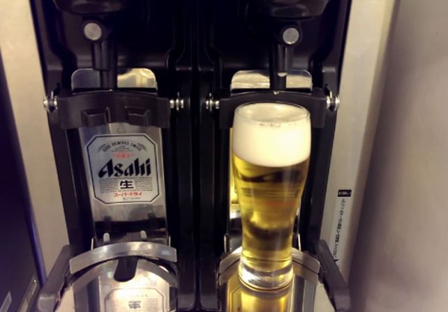 El barman perfecto: una máquina que sirve cerveza en Japón