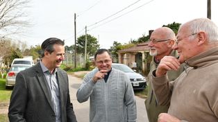 El vicegobernador Bahl, junto al padre&nbsp;Minigutti y dos vecinos de la zona.&nbsp; &nbsp;
