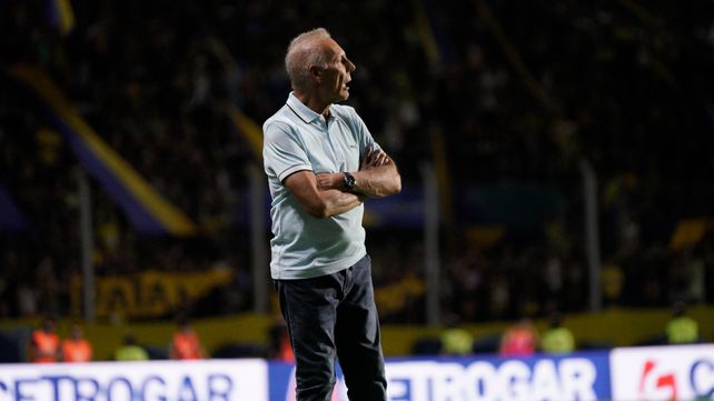Miguel Angel Russo observa con atención el juego ante Independiente Rivadavia. Cuando se alteró lo echaron.