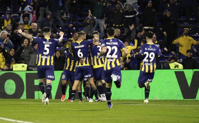 Todo Central festeja el gol del pibe Giménez