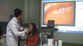El estroboscopio es un dispositivo médico que se utiliza en el área de foniatría.&nbsp;