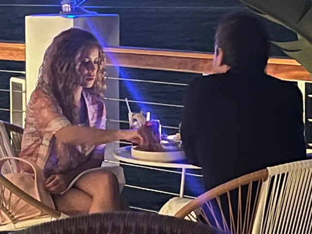 Este miércoles se vio a Shakira pasando un momento a solas con un misterioso hombre, y los rumores se dispararon. 