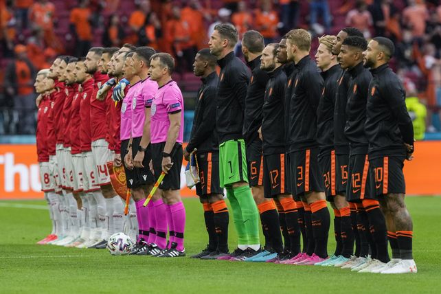 Los equipos de Holanda y Macedonia del Norte se forman durante los himnos nacionales antes del partido del grupo C del campeonato de fútbol de la Euro 2020 en el Johan Cruyff Arena en Ámsterdam
