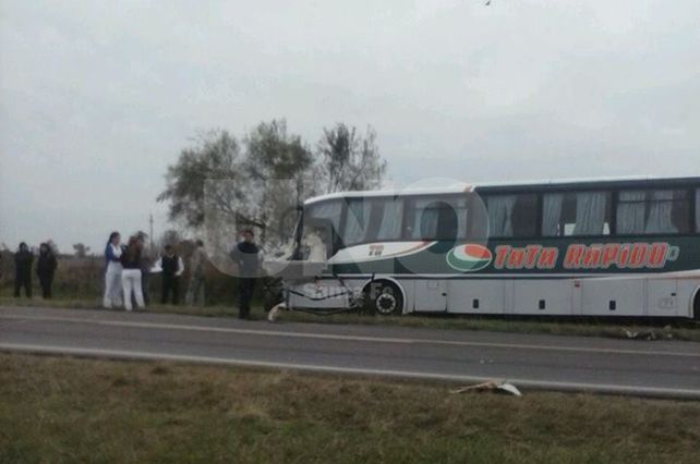 Choque entre un colectivo y una camioneta en Barrio Caima