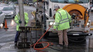 La Municipalidad intensifica trabajos de desobstrucción de desagües ante el alerta meteorológico vigente