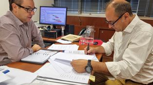 Aporte. El jefe comunal Carlos Pighín firmó el convenio por 35 millones.