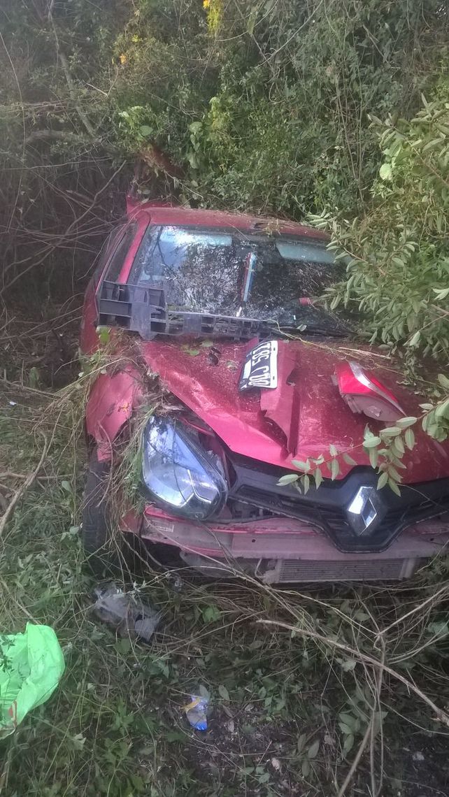 Se le reventó un neumático y derrapó sobre la autovía