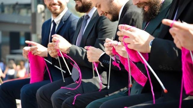 Hombres se sentaron a tejer en la mitad de la calle para dar una lección