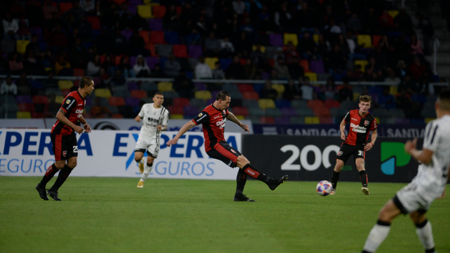 Cristian Lema mete un pase largo en el partido ante Central Córdoba. No jugará contra Tigre.