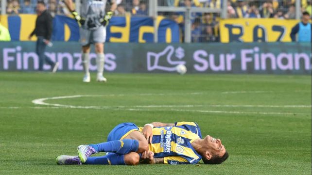 Ángel Di María sufrió de dolor por el golpe que lo obligó a dejar el campo de juego en su vuelta al Gigante.