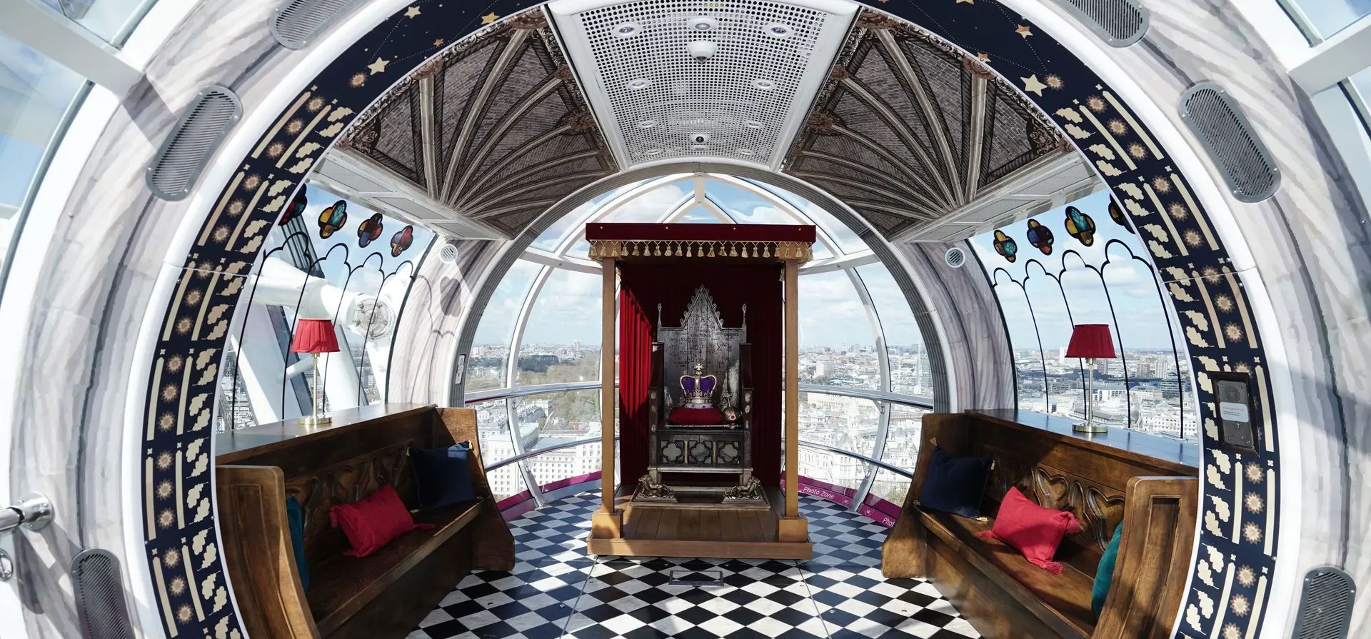 Londres, Reino Unido. Una cápsula del London Eye que se ha transformado en una versión en miniatura de la Abadía de Westminster antes de la coronación del rey Carlos III. Los visitantes de la cápsula tendrán la oportunidad de sentarse en la silla de coronación de la cápsula y sostener réplicas de las joyas de la corona. Fotografía: Jordan Pettitt/PA