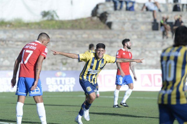 Fabricio Oviedo hizo una gran pretemporada en Chile y arrancó el torneo como titular.