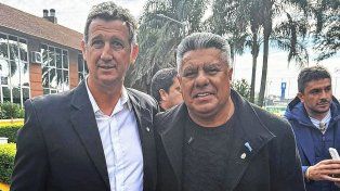 El presidente de la Liga Santafesina, Leandro Birollo, junto a Claudio Tapia en Ezeiza.