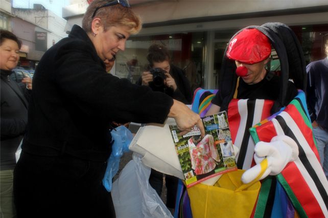 Nueva campaña en la peatonal para reducir el uso de bolsas de plástico