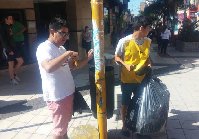 Comenzó el operativo de limpieza de cartelería y afiches políticos