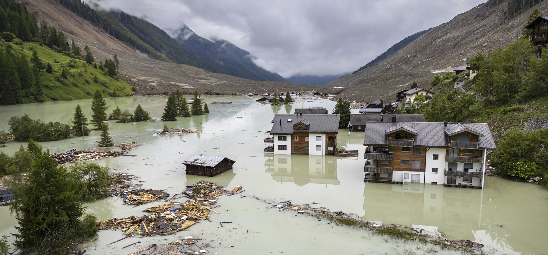 Vista aérea después de que una avalancha masiva, provocada por el colapso del glaciar Birch, arrasara el valle y destruyera el pueblo de Blatten, Suiza, el jueves 5 de junio de 2025. (Michael Buholzer/Keystone vía AP) Vista aérea después de que una avalancha masiva, provocada por el colapso del glaciar Birch, arrasara el valle y destruyera el pueblo de Blatten, Suiza, el jueves 5 de junio de 2025. (Michael Buholzer/Keystone vía AP)